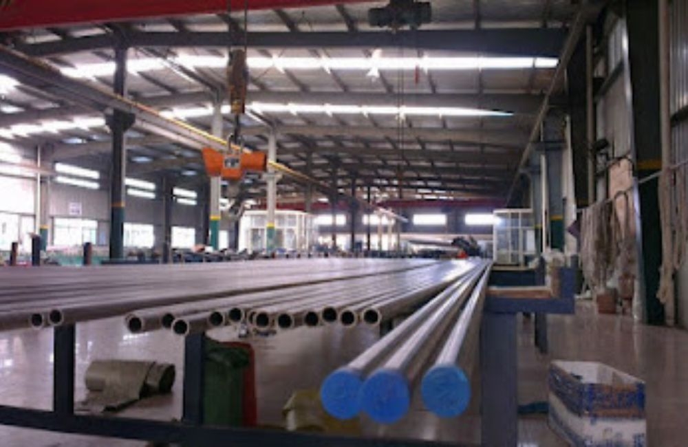 How does the team handle complex or large-scale roofing projects?